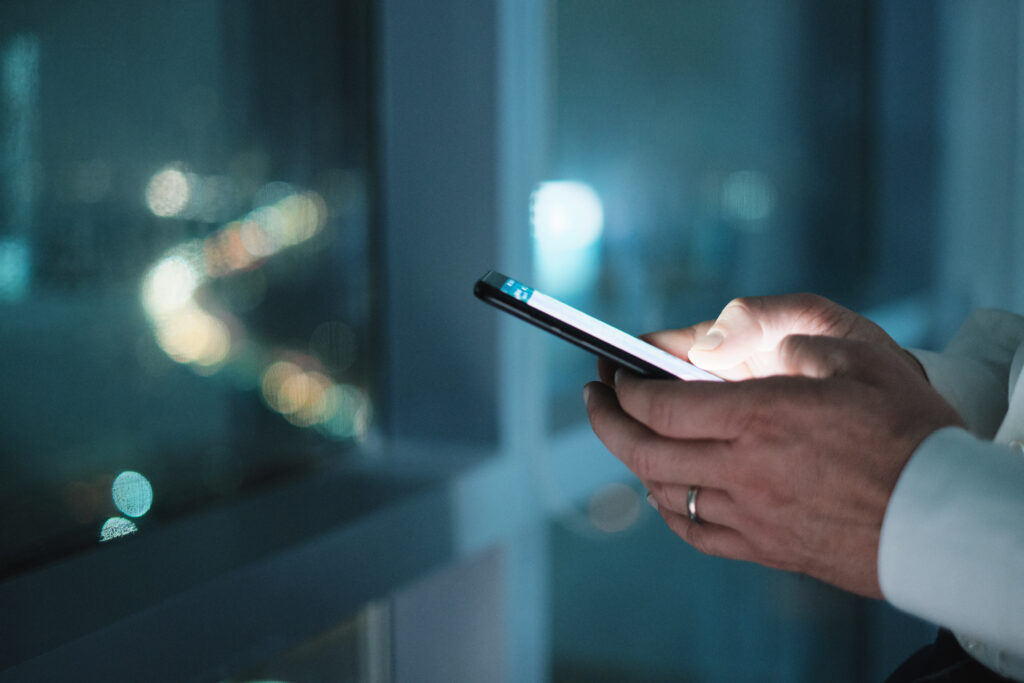 WhatsApp pode ser uma forma de distração entre os colaboradores WhatsApp para empresas: entenda porque seus funcionários não devem usar o número pessoal para vendas