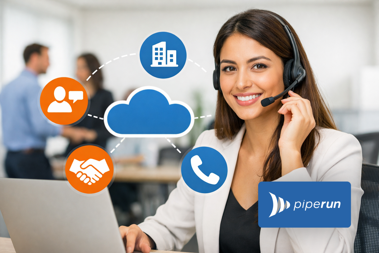 Equipe comercial usando Telefonia para CRM PipeRun em escritório moderno